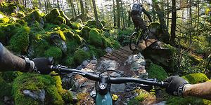 GoPro kamera troligen fäst på bröstet på en person som cyklar nedför en brant stig. 
