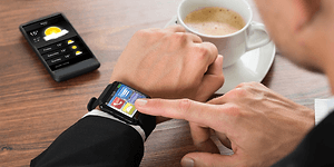 En man som kontrollerar sin smartwatch.