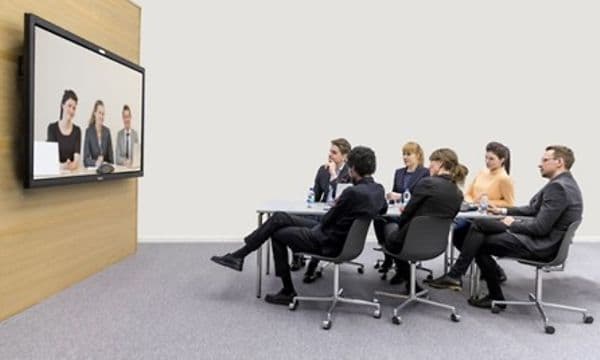 Personer set fra siden der har et online møde med 3 andre