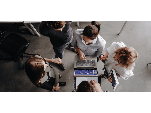Fem personer der bruger Lenovo Thinkbook
