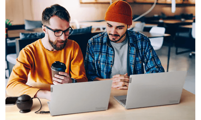 To personer der bruger Lenovo Thinkbooks