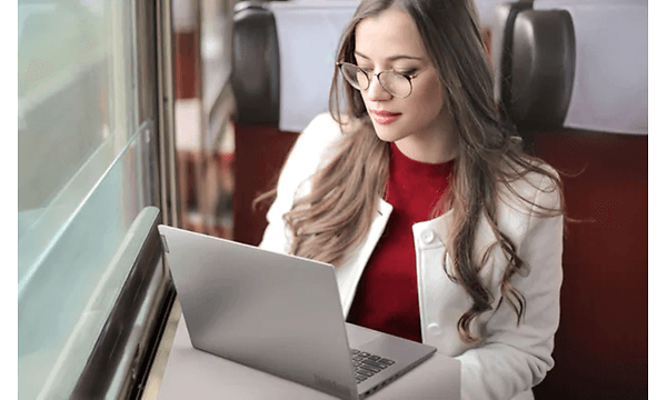 Kvinde der bruger Lenovo Thinkbook på toget