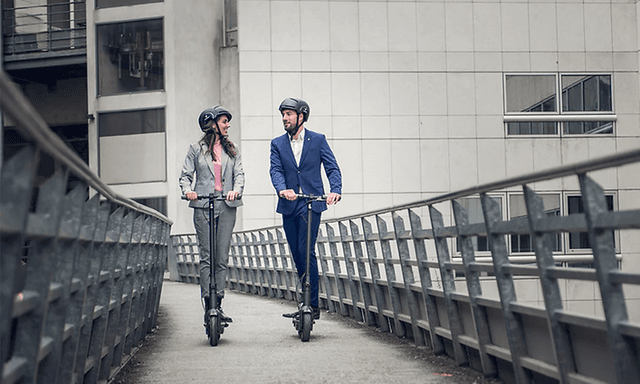 to personer kører side om side på hver deres ninebot segway