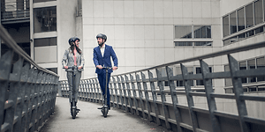 to personer kører side om side på hver deres ninebot segway