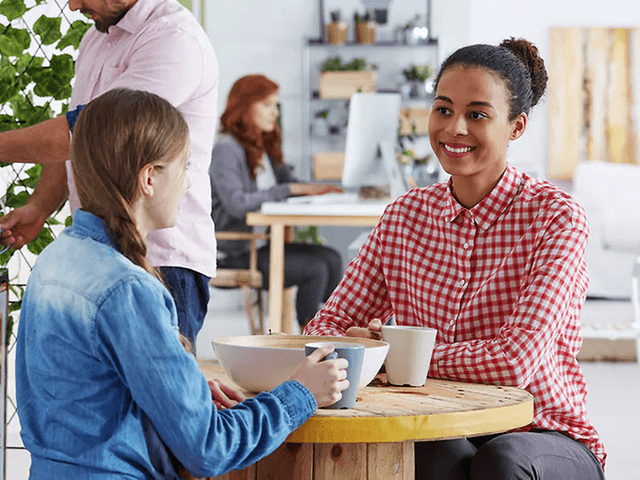 to kvinner har kaffepause på kafé