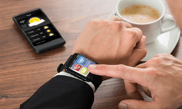 Mand der tjekker sit smartwatch