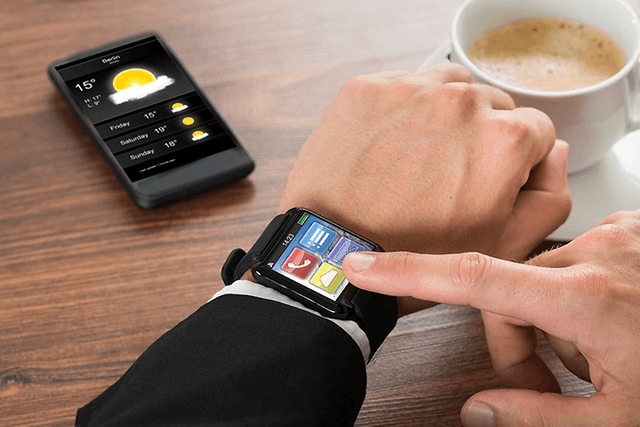 Mand der tjekker sit smartwatch