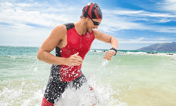 Mand i vand med smartwatch