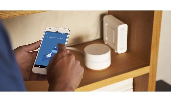 to hænder sætter et mesh netværk op på en mobil