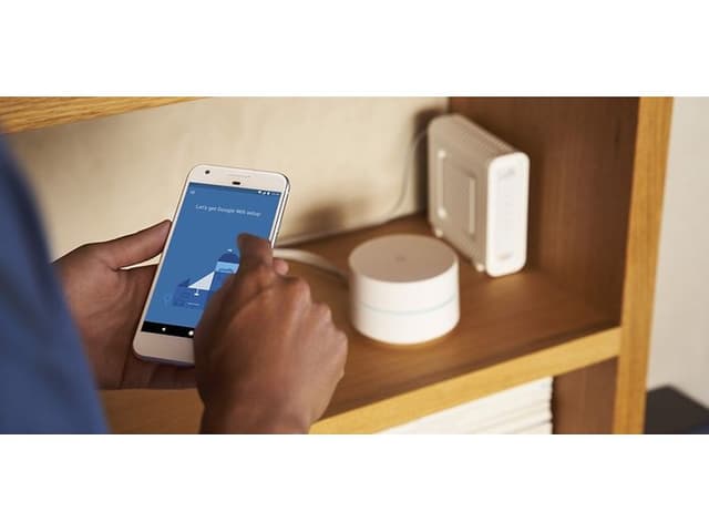 to hænder sætter et mesh netværk op på en mobil