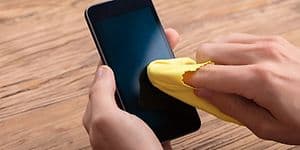 Telecom - Cleaning of a phone with a yellow cloth - 630x420