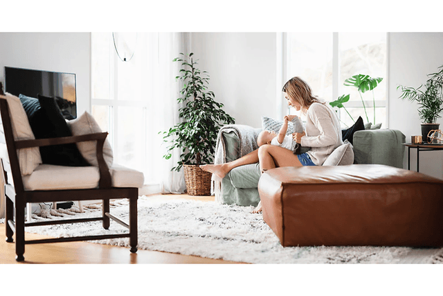 kvinne sitter i sofaen sammen med et barn