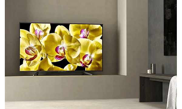 stort tv i et minimalistisk rum