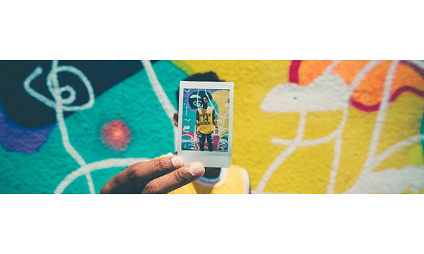 man holder et polaroid foto af ham selv