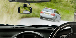bil med et dash cam bilkamera bagved en anden bil