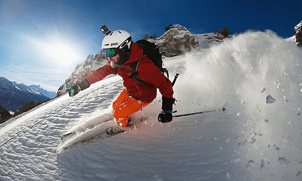 mand på alpinski står på ski med sit gopro monteret på sin hjelm