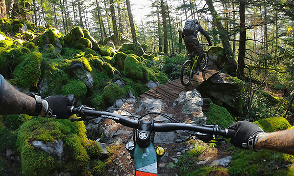 mand på mountainbike med sit gopro monteret