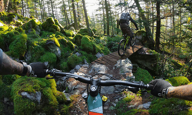 mand på mountainbike med sit gopro monteret