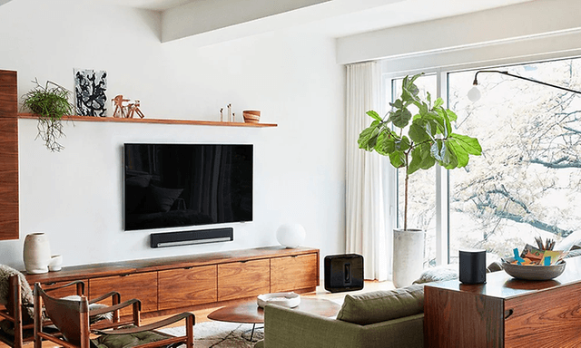 Moderne stue med smart højtaler, soundbar og fladskærm