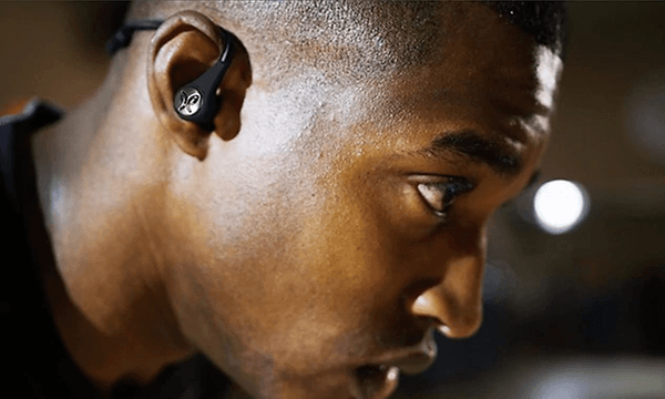 Mand der træner med in-ear hovedtelefoner