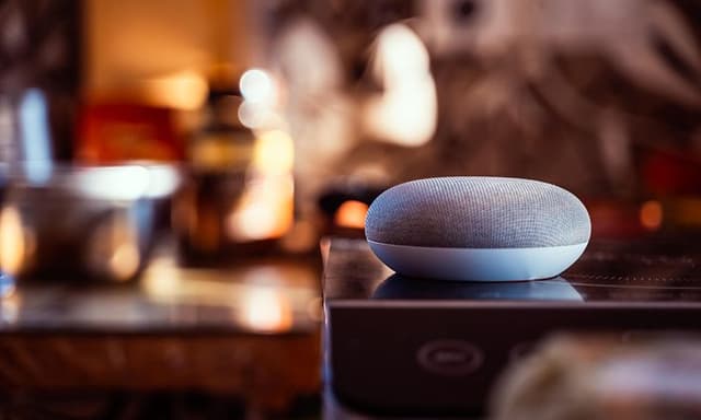 Google Home Mini i et hjem