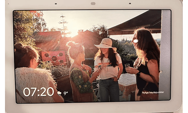 Google nest galleri der viser et billede af kvinder med drinks