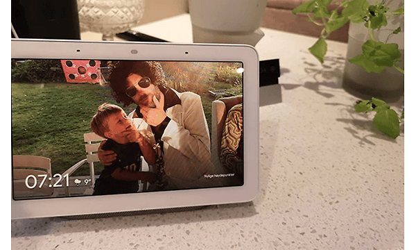 Google nest galleri der viser et billede af far og søn