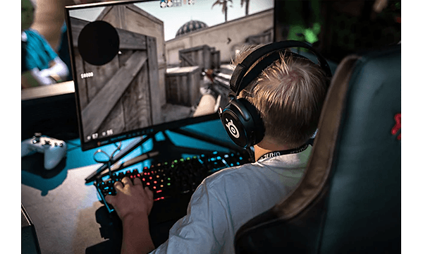 Dreng der spiller Counter-Strike