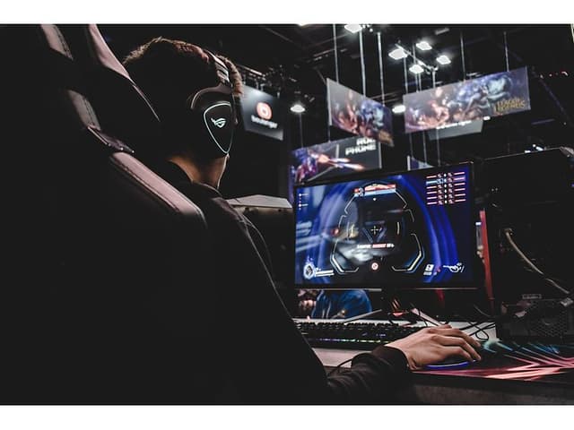 Gamer spiller på en gamingcomputer
