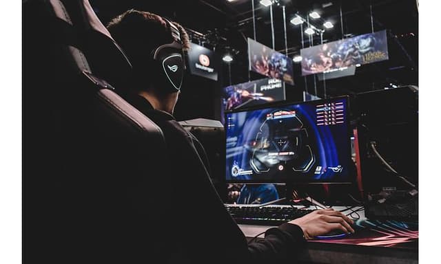 Gamer spiller på en gamingcomputer
