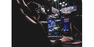 Gamer spiller på en gamingcomputer