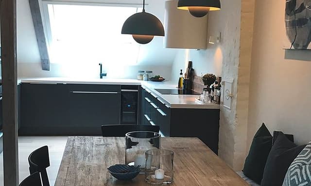 køkken set fra spisebordet i en lejlighed med skråvægge